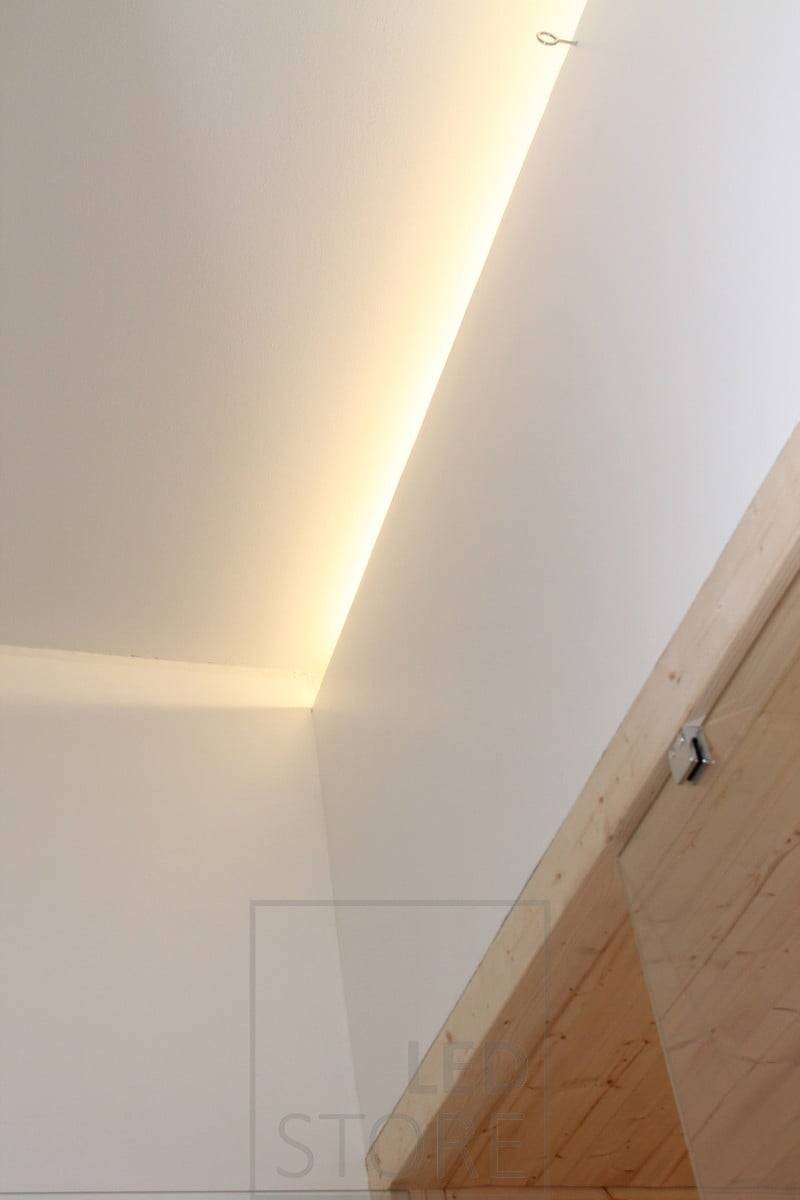 Luz suave y atmosférica con tira de leds.